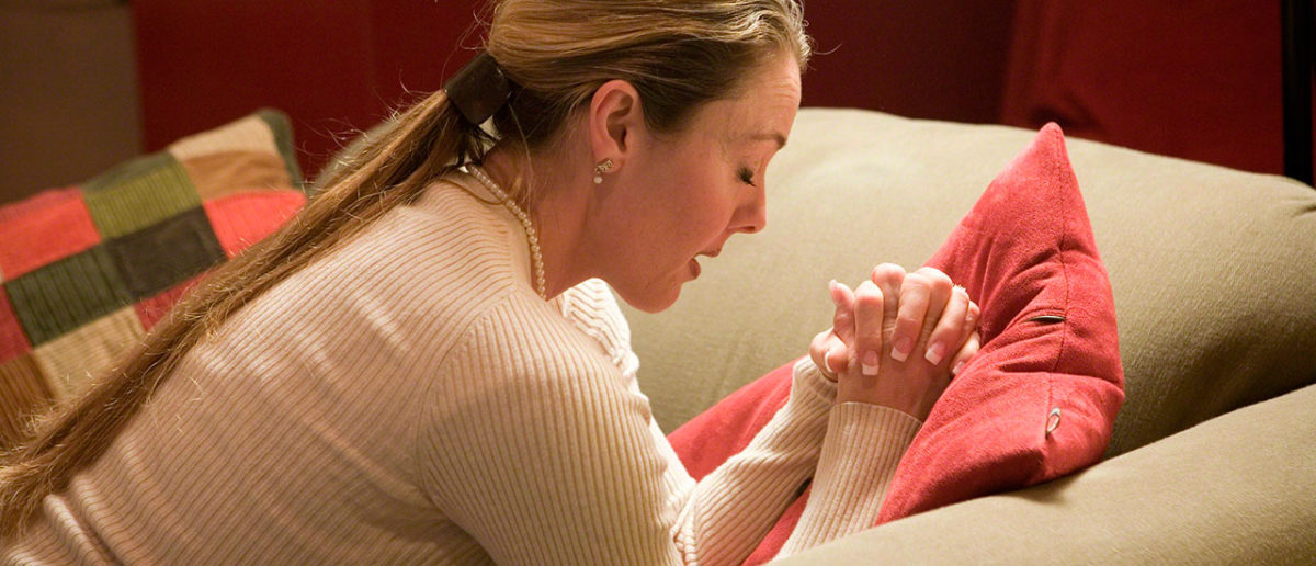 woman-praying-268581-wallpaper